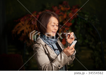 ミドル　女性　スマホ 34554562