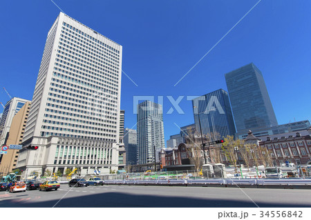 オフィス街の大通り 34556842
