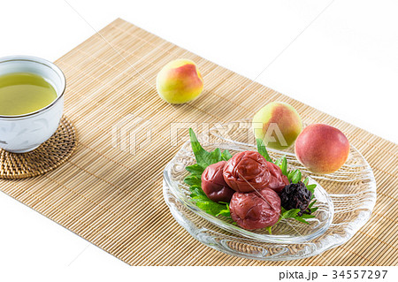 紀州みなべの南高梅 梅干と青梅 紀州みなべの南高梅 梅干と青梅 34557297