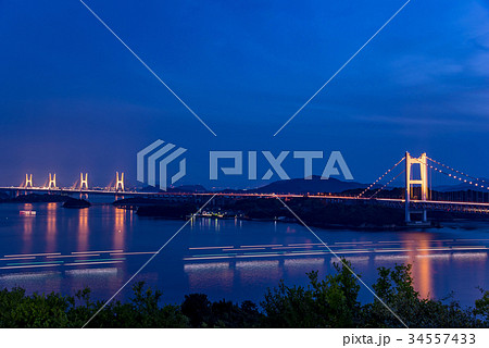 岡山 鷲羽山展望台からの瀬戸大橋の夜景 比較明合成の写真素材