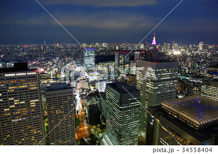 ドコモタワーのライトアップと都市風景 34558404