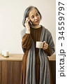 電話をする60代女性 34559797