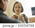 男性と話す60代女性 34559798