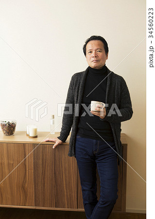 カップを持つ60代男性 34560223
