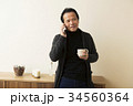 電話をする60代男性 34560364
