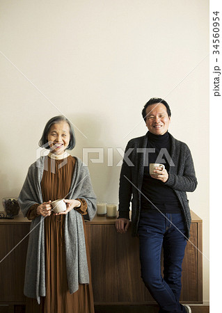 笑顔の60代シニア世代 34560954