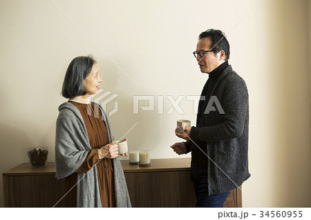 会話をする60代シニア世代 34560955