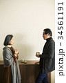 向き合い話し合う60代シニア世代 34561191