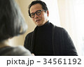 女性と会話をする60代男性 34561192