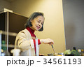 料理をする60代女性 34561193