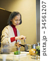 料理をする60代女性 34561207