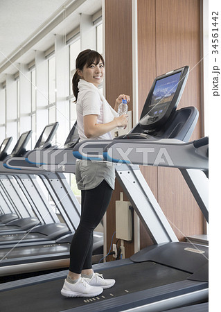 ワークアウト中に水分補給する女性 ワークアウト中に水分補給する女性 34561442