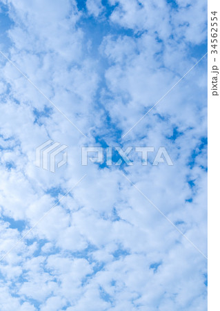 雲　クラウド　白　青　グラデーション　大空　快晴　青空　スカイ　風景　さわやかな空　バックグラウンド 34562554