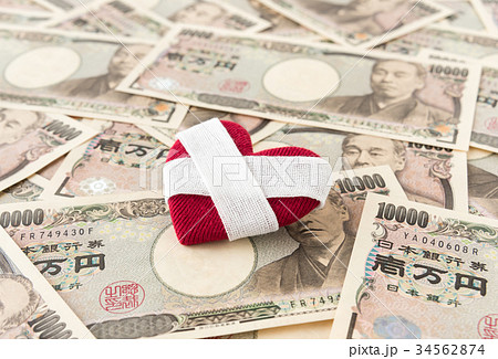 ハートと紙幣 詐欺イメージ 結婚詐欺 オレオレ詐欺 医療費 ハートと紙幣 詐欺イメージ 結婚詐欺 オレオレ詐欺 医療費 34562874