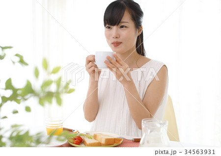 ジュースを飲む ジュースを飲む 34563931
