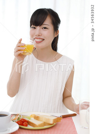 ジュースを飲む ジュースを飲む 34563932