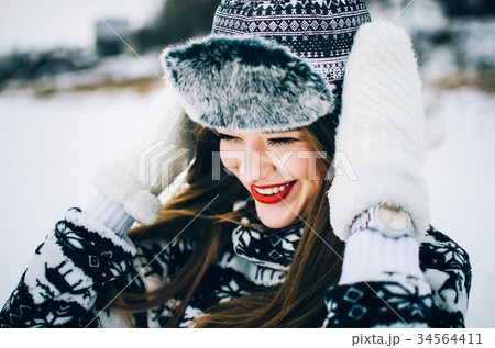 Young woman in hat and mittens 34564411
