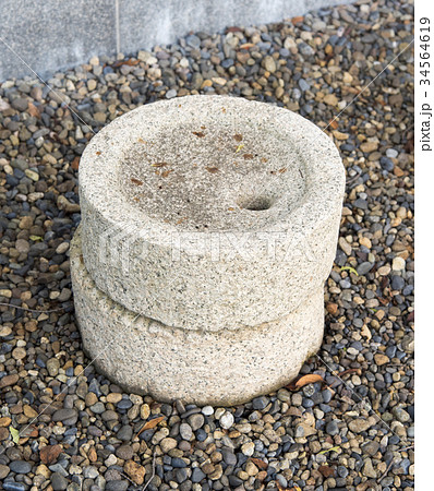 穀物の粉挽きのための石臼 34564619