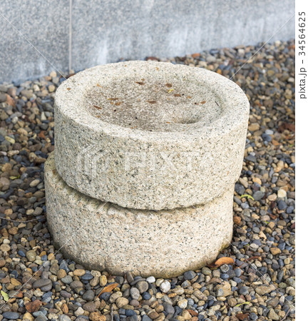 穀物の粉挽きのための石臼 34564625