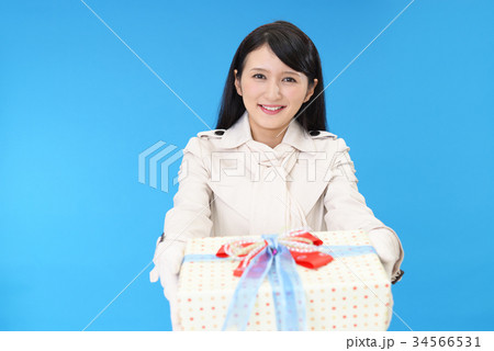 プレゼントを持つ女性 34566531