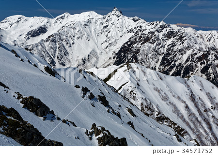 北アルプス・大天井岳から見る残雪の槍ヶ岳 北アルプス・大天井岳から見る残雪の槍ヶ岳 34571752