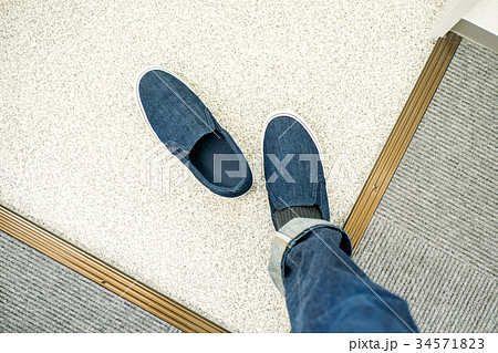 靴を履く男性 34571823