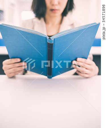 本を読む女性 本を読む女性 34571896
