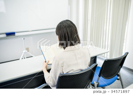 本を読む女性 本を読む女性 34571897