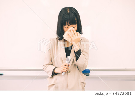 マイクを持って泣く女性 マイクを持って泣く女性 34572081
