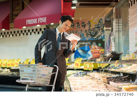 スーパーマーケット 買い物 男性  ライフスタイル イメージ 34572740