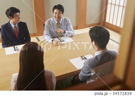 会話 対話 ビジネスマン 34572839