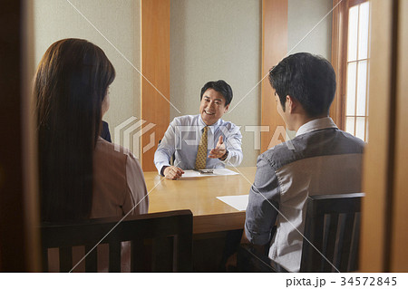 見開き 対面 向き合う 34572845