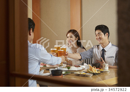 乾杯 ビジネスマン ビジネスウーマン 34572922
