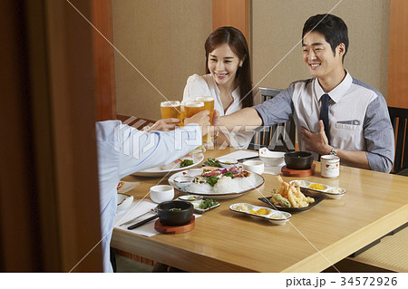 乾杯 ビジネスマン ビジネスウーマン 34572926