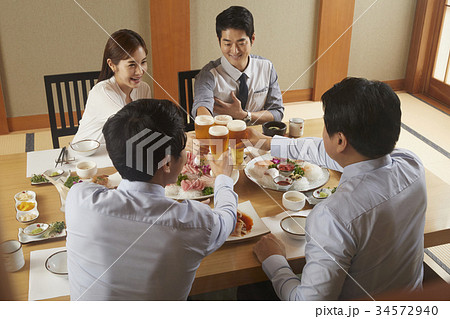 乾杯 ビジネスマン ビジネスウーマン 34572940
