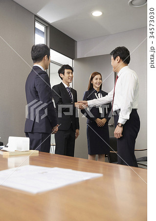 ビジネスマン ビジネスウーマン 新入社員 34573030
