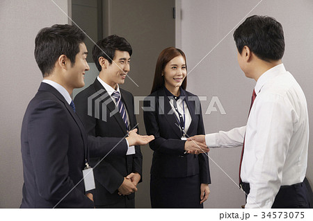 ビジネス ビジネスマン ビジネスウーマン 34573075