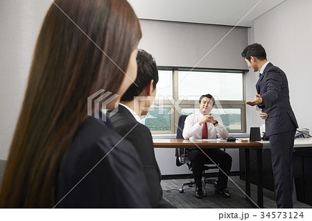 ビジネスマン オフィス 新入社員 34573124