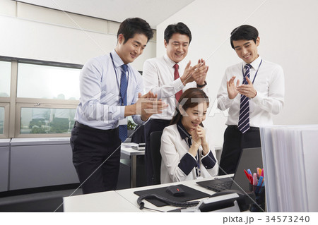 拍手 ビジネスマン ビジネスウーマン 34573240