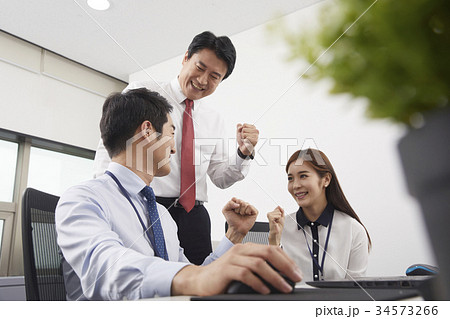 ビジネス ビジネスマン ビジネスウーマン 34573266