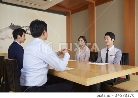 緊張感 ビジネスマン ビジネスウーマン 34573370