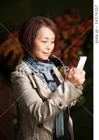 ミドル　女性　老眼鏡　　メガネ　スマホ　 34574107