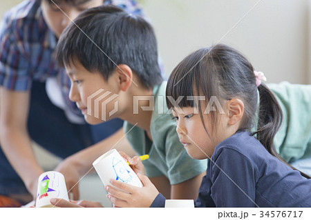 小学生 図画工作 真剣 小学生 図画工作 真剣 34576717