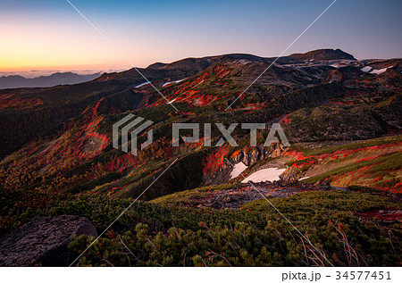 紅葉進む大雪山の朝焼け　１ 34577451