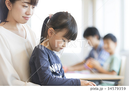 小学校 授業 教室 小学校 授業 教室 34579359