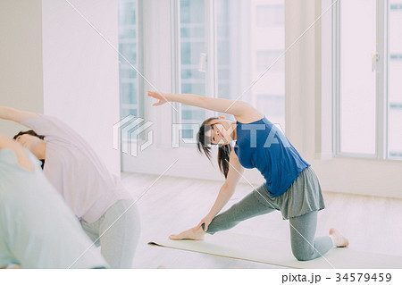 ヨガスタジオでヨガをする若い女性 ヨガスタジオでヨガをする若い女性 34579459