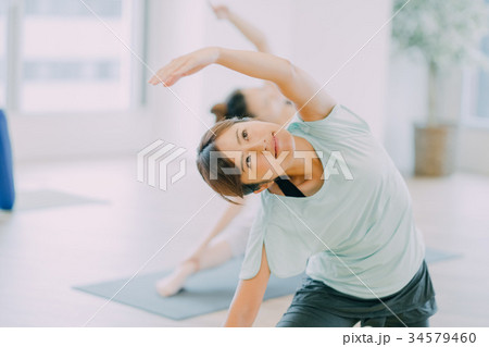 ヨガスタジオでヨガをする若い女性 34579460