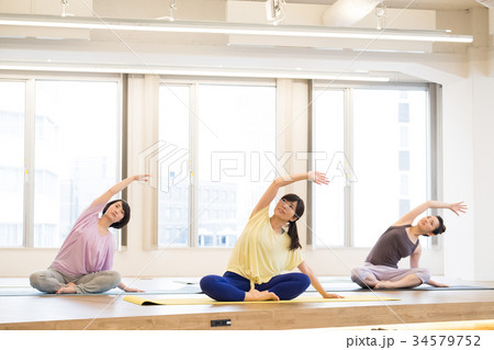 スタジオでヨガをする若い女性 34579752