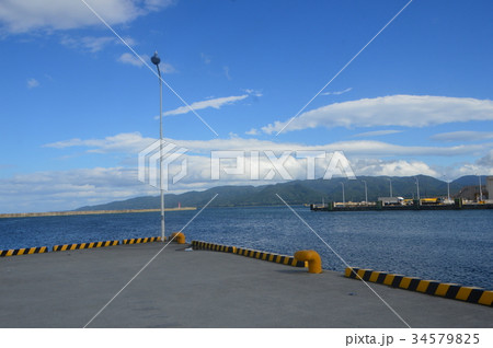 佐渡島の「両津港」（新潟県佐渡市） 34579825