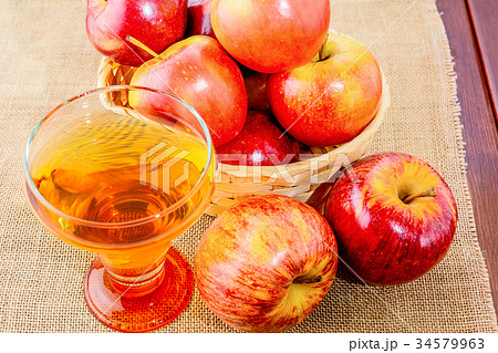 Apple cider glass and red apples 34579963